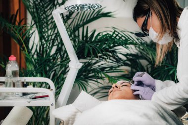 Güzellik Salonunda Microblading Kaşlar.