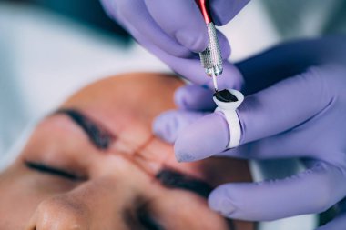 Beautician Kaş Düzeltme yapıyor