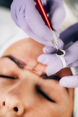 Beautician Kaş Düzeltme yapıyor