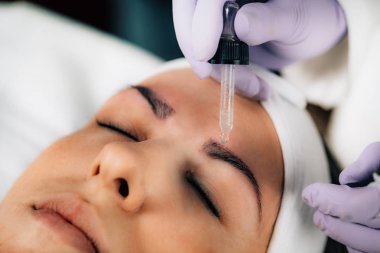 Beautician Kaş Düzeltme yapıyor. Kaş üzerine Anestetic Uygulama