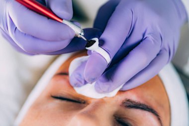 Kaşların Tedavisinde Kaş Mikroblading Prosedürü. Profesyonel Kozmetoloji