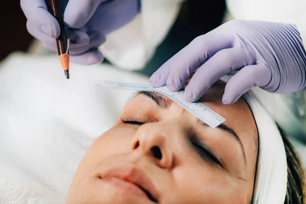 Estetista Rivolgersi Alla Figura Delle Sopracciglia Prima Microblading Trucco Semi — Foto Stock