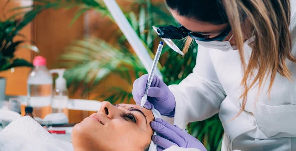 Kosmetikerin Die Sich Vor Dem Microblading Mit Der Form Der — Stockfoto