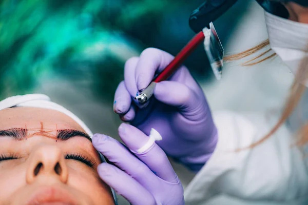 Kosmetolog Microblading Ögonbryn Skönhetssalongen — Stockfoto