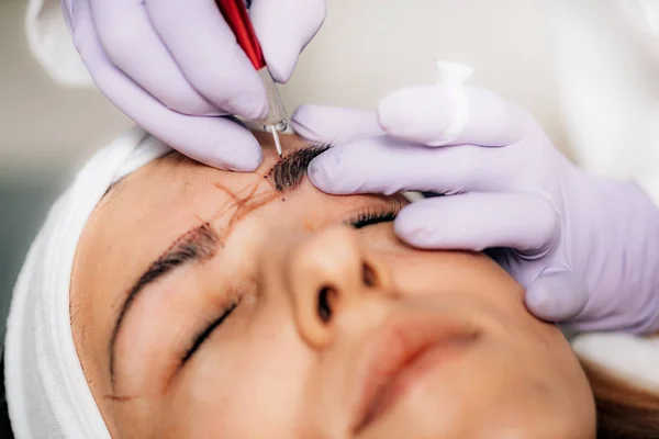 Sourcils Microblading Esthéticienne Dans Salon Beauté — Photo