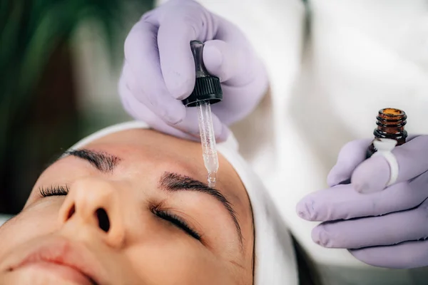 Procedura Microblading Della Fronte Trattamento Delle Sopracciglia Cosmetologia Professionale — Foto Stock