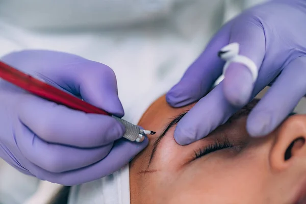 Beautician Doing Eyebrow Correction — Stock Photo, Image