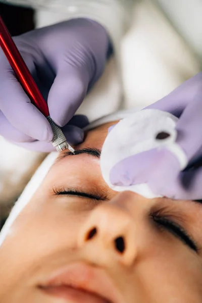 Procedimento Microblading Brow Para Tratamento Sobrancelhas Cosmetologia Profissional — Fotografia de Stock