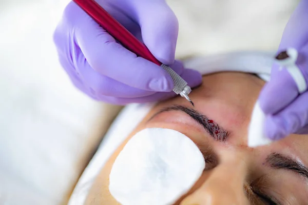 Estetista Microblading Sopracciglia Nel Salone Bellezza — Foto Stock