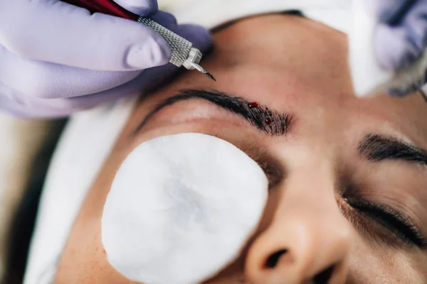 Estetista Microblading Sopracciglia Nel Salone Bellezza — Foto Stock