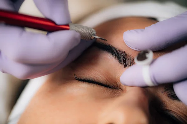 Estetista Microblading Sopracciglia Nel Salone Bellezza — Foto Stock