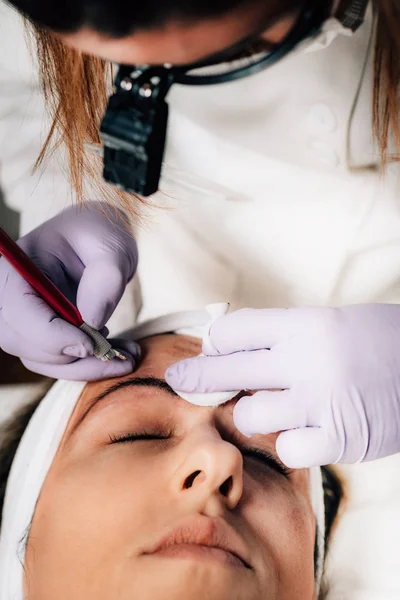 Sourcils Microblading Esthéticienne Dans Salon Beauté — Photo