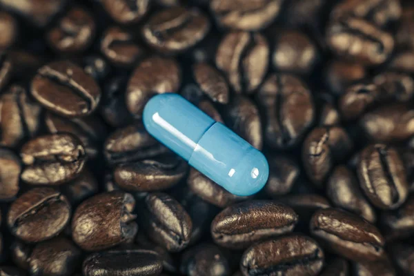 Blaue Koffein Ergänzungspille Und Geröstete Kaffeebohnen — Stockfoto