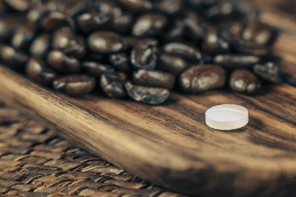 Cafeïne Supplement Pil Geroosterde Koffiebonen Houten Plaat — Stockfoto