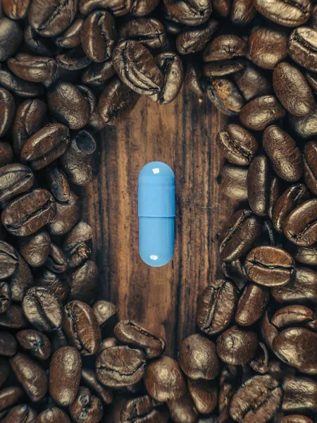 Blaue Koffeintablette Geröstete Kaffeebohnen Auf Einem Holzteller — Stockfoto
