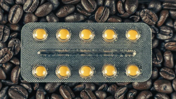 Koffein Ergänzt Pillen Blisterverpackung Und Gerösteten Kaffeebohnen — Stockfoto