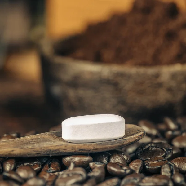 Cafeïne Pil Een Houten Lepel Geroosterde Koffiebonen Kopje Zwarte Koffie — Stockfoto