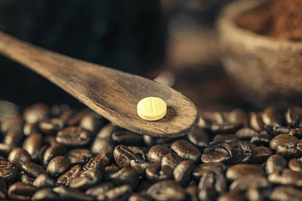 Cafeïne Pil Een Houten Lepel Geroosterde Koffiebonen Kopje Zwarte Koffie — Stockfoto