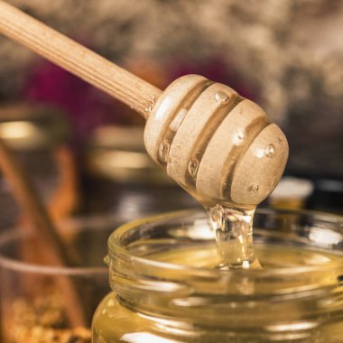 Cam kavanoza akan bal, ahşap dipper