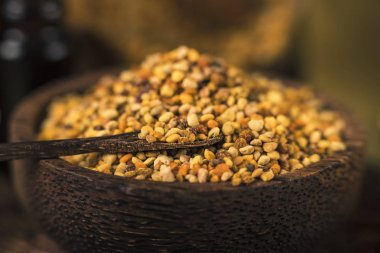 Ahşap Kasede Bal Arısı Poleni, Kapat