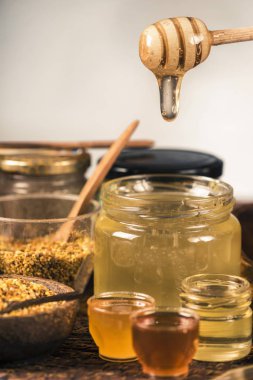 Cam kavanoza akan bal, ahşap dipper