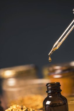 Propolis damla düşen yakın çekim.