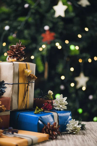 Рождественские Подарки Завернутые Цветную Подарочную Бумагу Рождественская Елка Красочными Разряженными — стоковое фото
