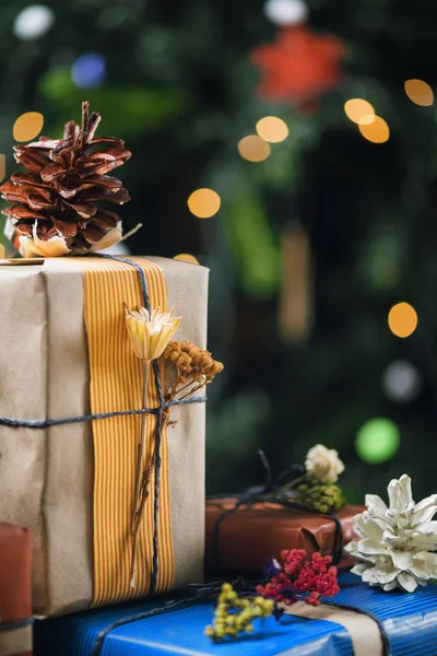 Χριστουγεννιάτικα Δώρα Τυλιγμένα Πολύχρωμο Χαρτί Δώρου Χριστουγεννιάτικο Δέντρο Πολύχρωμα Αποεστιασμένα — Φωτογραφία Αρχείου