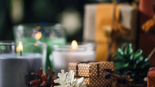 Vánoční Dárky Ručně Dělaných Krabicích Zdobené Vánoční Stromek Pestrým Světlem — Stock fotografie