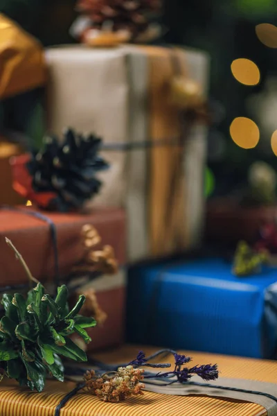 Cadeaux Noël Dans Des Boîtes Faites Main Décoré Arbre Noël — Photo