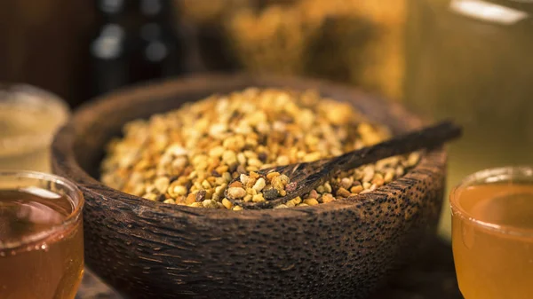 Mézelő Méh Pollen Fából Készült Tálban Különböző Típusú Méz Propolisz — Stock Fotó