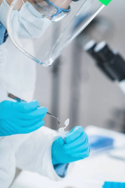 Análise Adn Antiga Cientista Feminina Segurando Micro Tubo Com Amostra — Fotografia de Stock