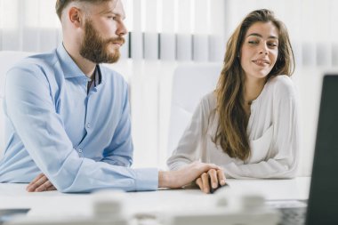 Genç erkek ve kadın iş arkadaşları İş romantik bir ilişki yaşıyor. İşyeri İlişkisi.