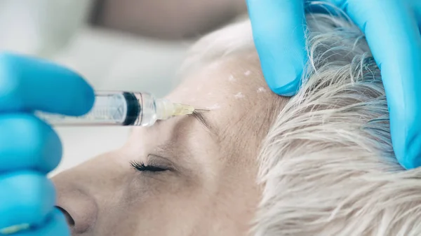 Botox Injektioner Vackra Naturliga Söker Senior Kvinna Med Kort Grått — Stockfoto
