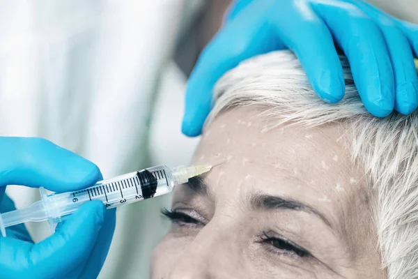 Botoxova Injekce Krásná Přirozená Žena Krátkými Šedými Vlasy Která Dostává — Stock fotografie