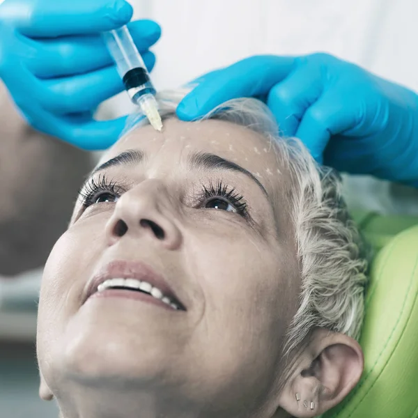 Injeções Botox Mulher Sênior Aparência Natural Bonita Com Cabelo Curto — Fotografia de Stock