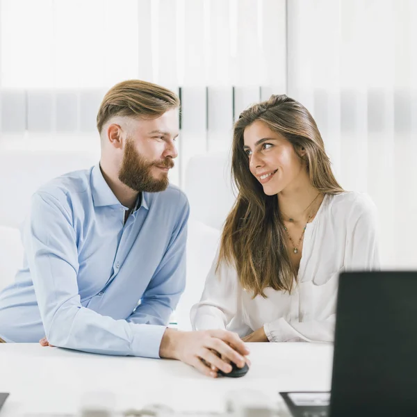 Jeunes Collègues Masculins Féminins Ayant Une Liaison Romantique Travail Relation — Photo