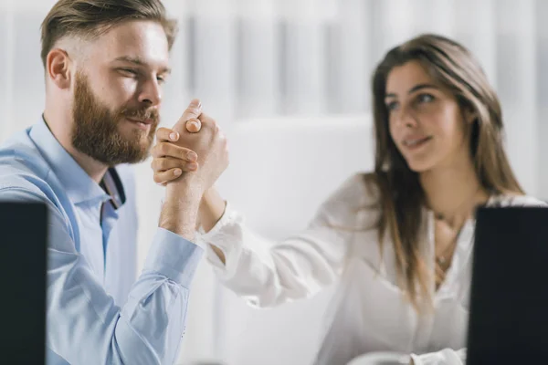 Lişkisi Genç Erkek Kadın Arkadaşları Love Work Ofiste Ele Tutuşmak — Stok fotoğraf