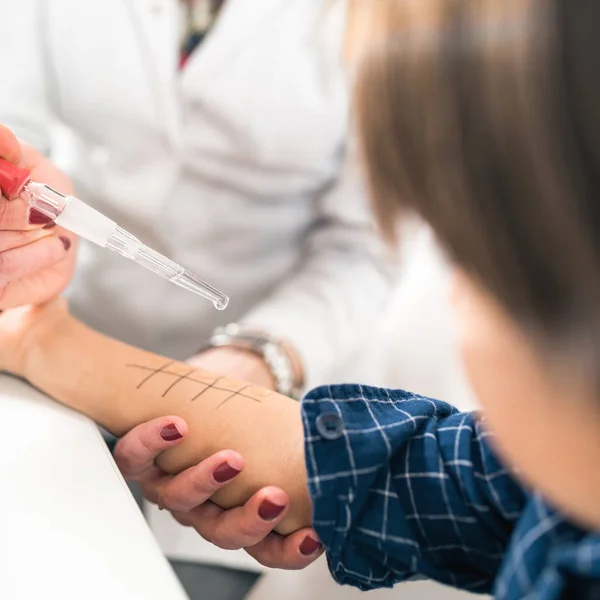 Imunologista Fazendo Teste Alergia Pele Braço Meninos — Fotografia de Stock