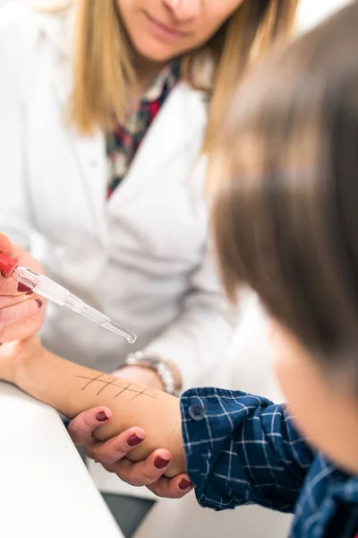 Imunologista Fazendo Teste Alergia Pele Braço Meninos — Fotografia de Stock