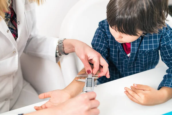 Immunologie Arzt Misst Allergiereaktion Des Patienten Kleiner Junge — Stockfoto