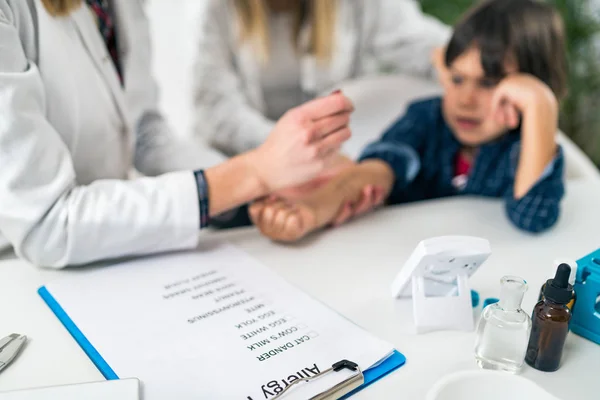 Inmunólogo Prueba Reacción Alérgica Brazo Los Niños — Foto de Stock