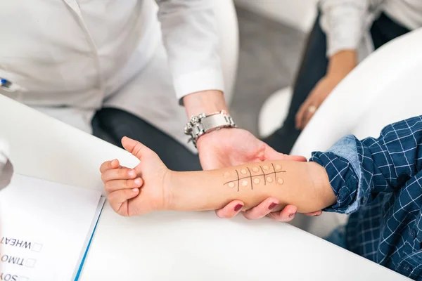 Lungenfacharzt Macht Hautallergietest Kleinem Jungen — Stockfoto