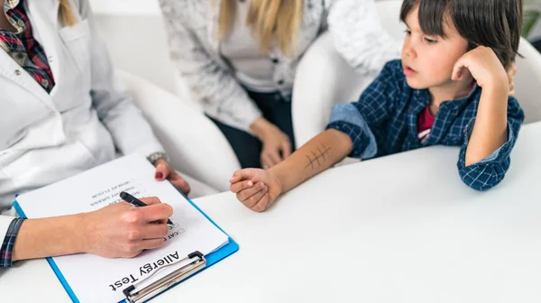 Pulmonoloog Doet Huidallergie Test Kleine Jongen — Stockfoto