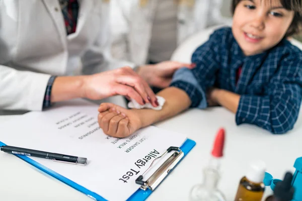 Pulmonolog Robi Test Alergii Skóry Little Boy — Zdjęcie stockowe