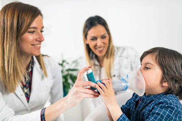 Pulmonologia Lekarz Pomagając Małego Chłopca Inhalatorem — Zdjęcie stockowe