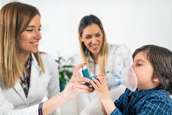 Médico Neumología Ayudando Niño Pequeño Con Inhalador — Foto de Stock