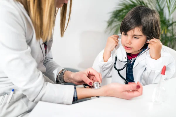 Çocuk Doktoru Ofisinde Doktorluk Oynayan Küçük Çocuk — Stok fotoğraf