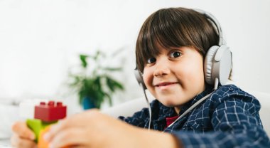 Odyolog Ofisinde İşitme Sınavı Olan Çocuk