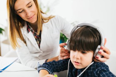 Odyolog Ofisinde İşitme Sınavı Olan Çocuk